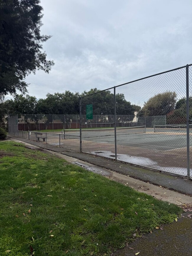 Building Photo - Town Home in South Davis!