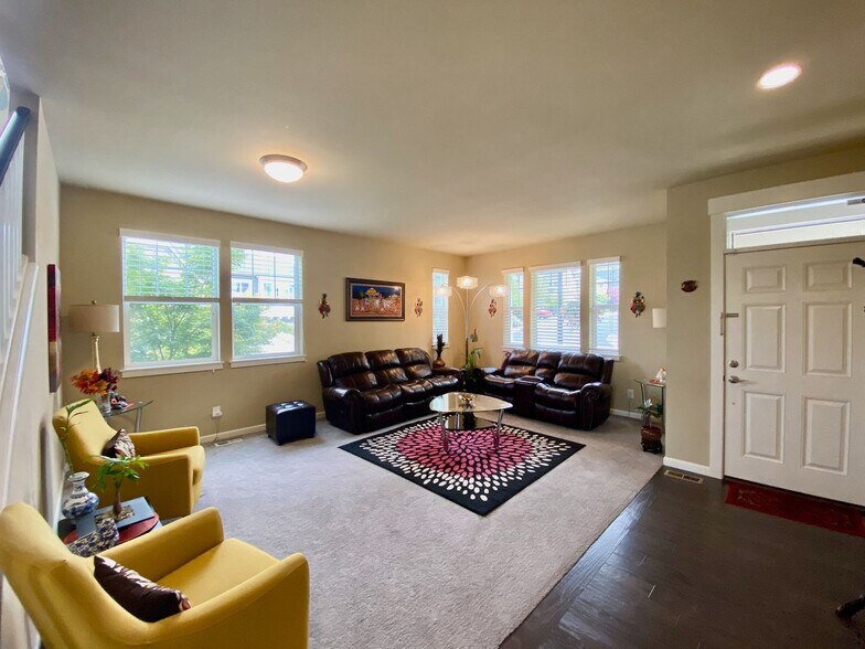 Building Photo - Welcome to the Claremont community in the Renton Highlands!