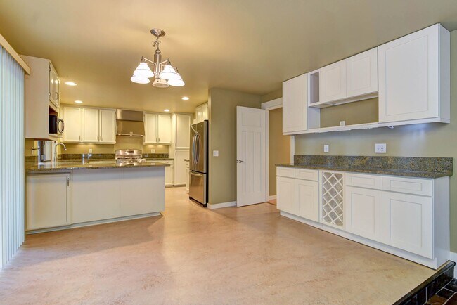 Building Photo - 5180 Highland Dr
