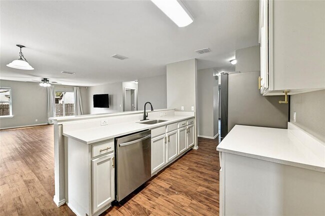 Building Photo - 6813 Sabrina Dr