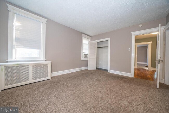 Building Photo - 709 E 20th St