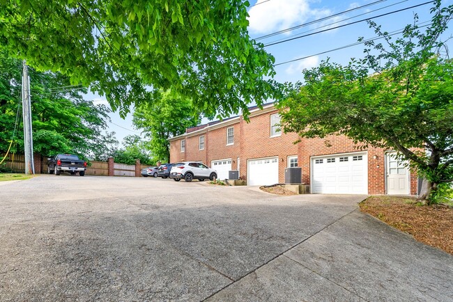 Building Photo - Pet Friendly Condo Downtown!