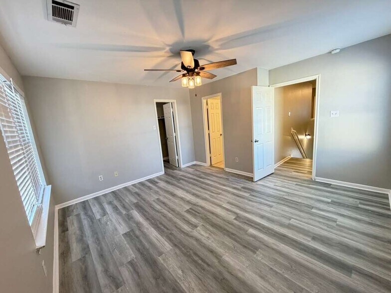 Building Photo - 6427 Waldron Dr