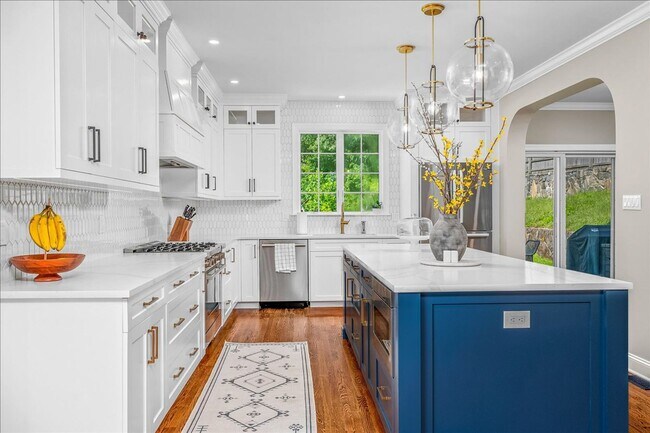 Building Photo - Beautifully Renovated 4 Bedroom 2.5 Bathroom Colonial