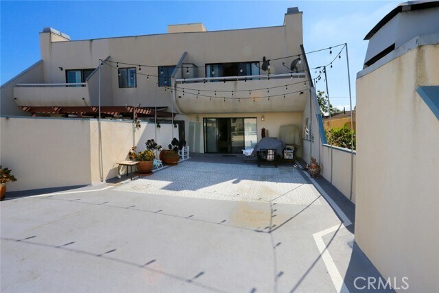 Building Photo - 1423 S Beverly Glen Blvd
