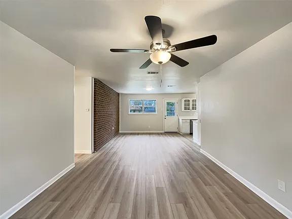 Building Photo - MOVE IN READY