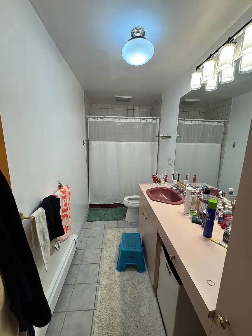 first floor unit - full bathroom - 229 Chapel St