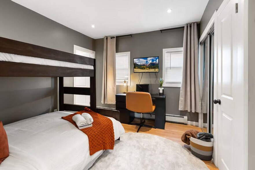 Building Photo - 32 E 44th St