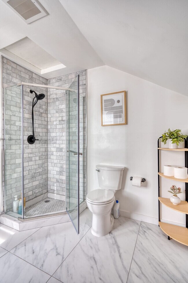 Building Photo - 2034 NE Flanders St