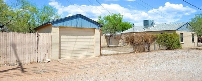 Building Photo - Cntrally Located 4 bedroom home