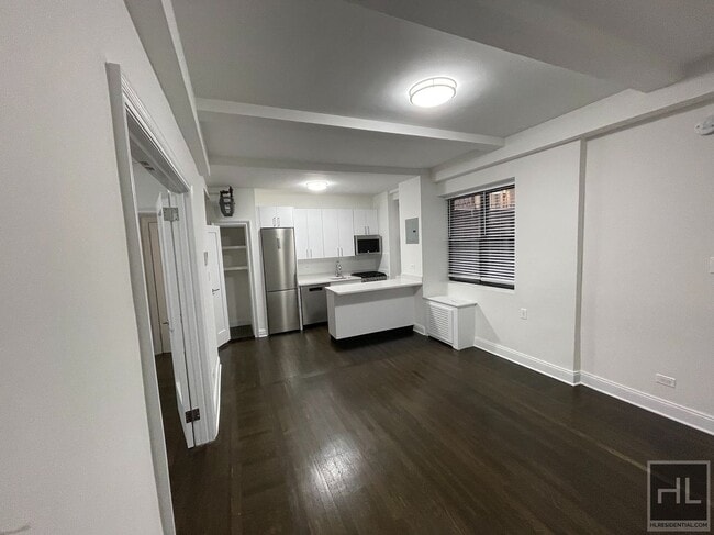 Building Photo - 140 W 55th St