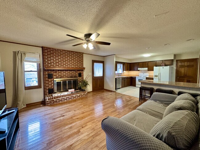 Building Photo - 702 W 6th Ave