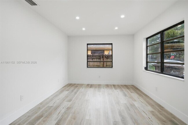 Building Photo - 1281 W 42nd St