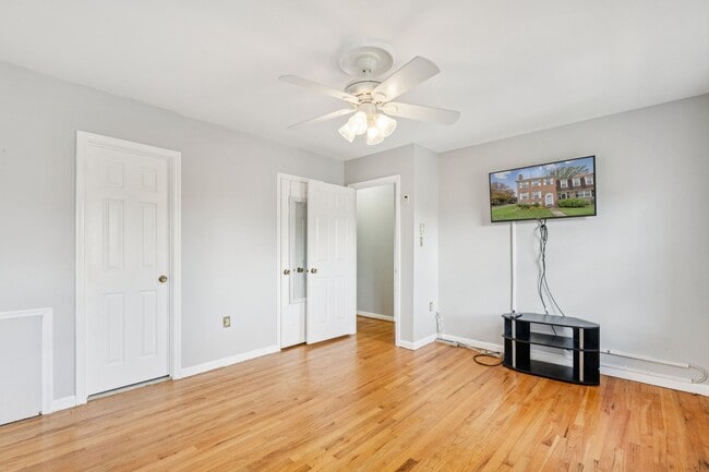 Building Photo - Beautifully maintained townhome on a quiet cul-de-sac in Springfield!