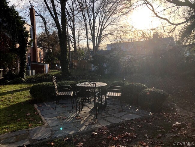 Building Photo - 208 Woodlawn Ave