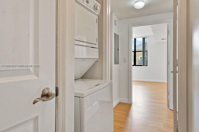 Building Photo - 888 Douglas Rd