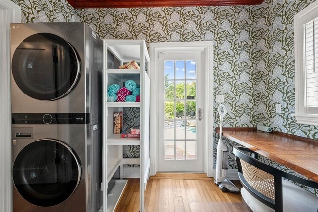 Building Photo - 221 Greymon Dr