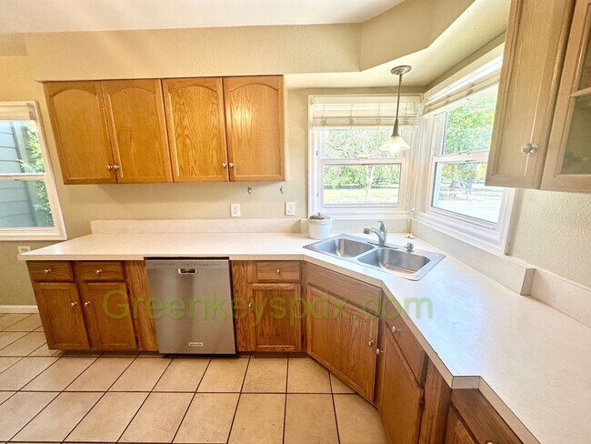 Building Photo - Huge 4 Bedroom 2 Bath House across from Rose City Golf Course