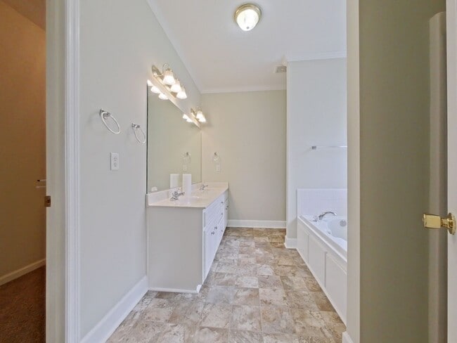 Building Photo - 4858 Somerset Dr
