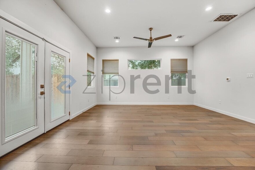 Building Photo - Unit A