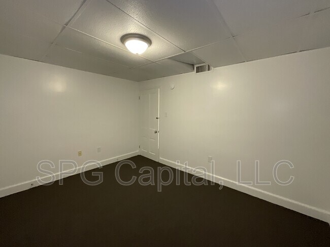 Building Photo - 5 Center Square