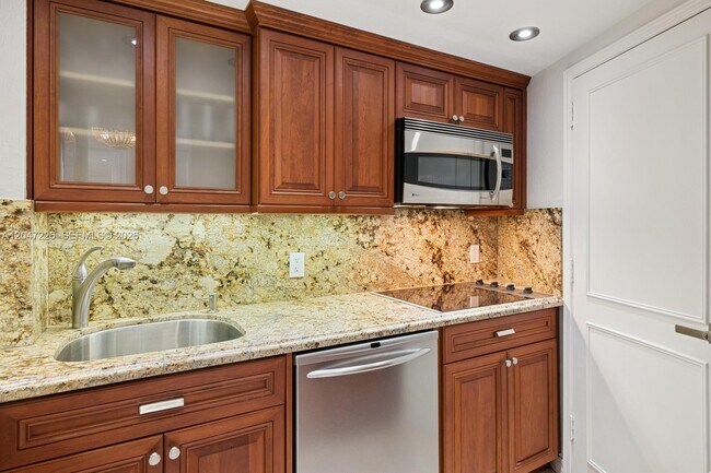Building Photo - 2899 Collins Ave
