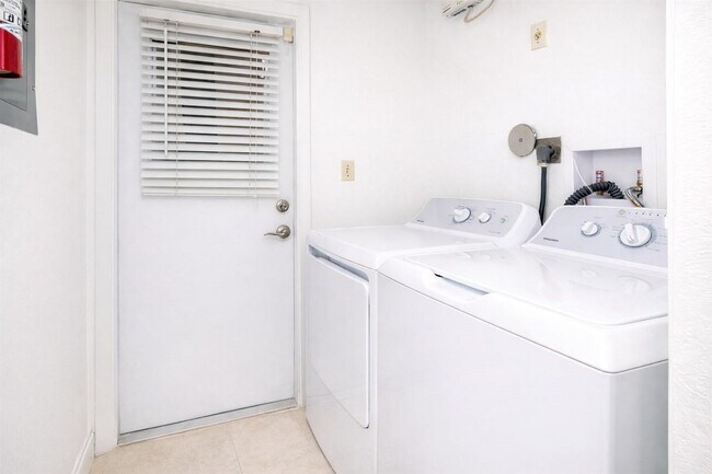 Building Photo - 1524 SE 12th St