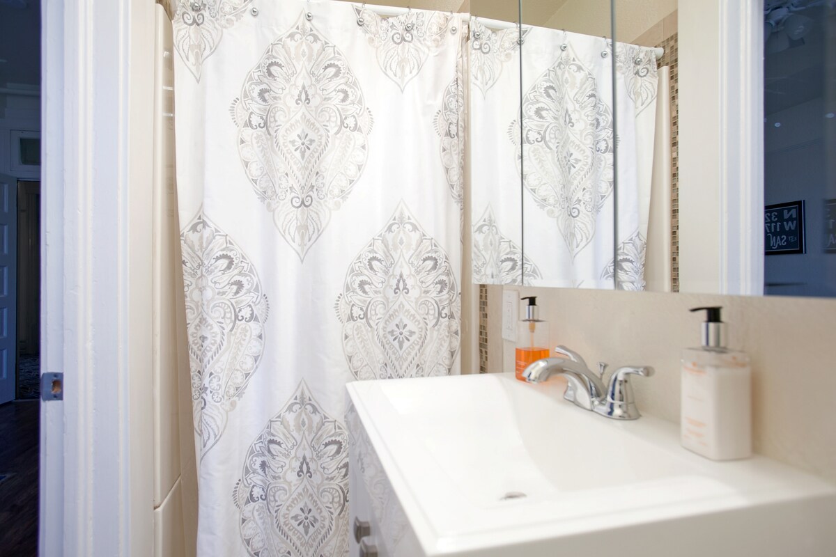 Building Photo - 2121 1st Ave