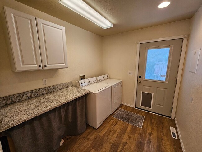 Building Photo - 1005 X Ave