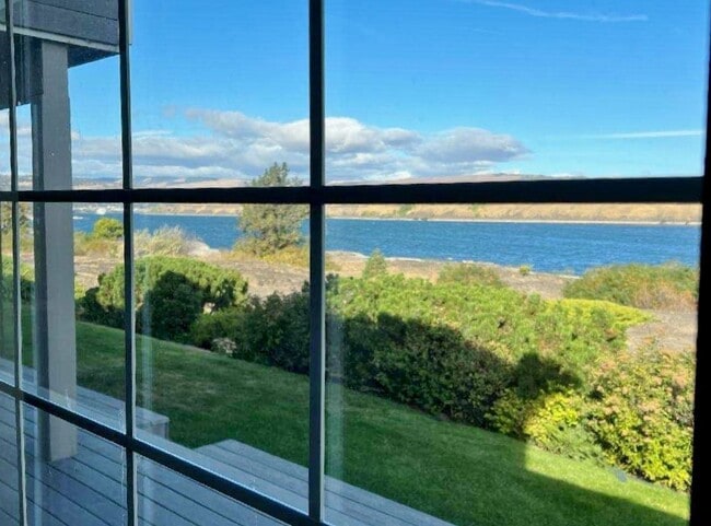 Building Photo - Rare Columbia Riverfront Townhome