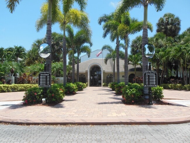 Building Photo - ONE BEDROOM ONE BATHROOM! Pool View! Waterfront Community!