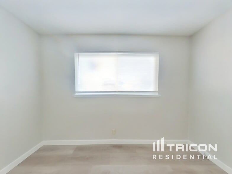 Building Photo - 372 Hopkins Dr