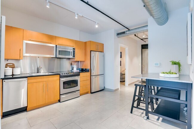 Building Photo - Logan Circle Condo | 2 Bed | 2 Bath | 1,000 Sf | 1 Garage Parking Space