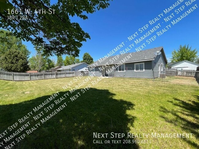 Building Photo - 1661 W 4th St