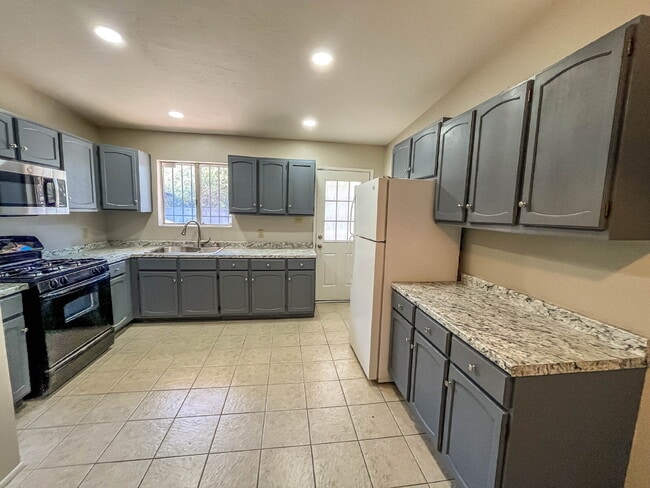 Building Photo - 1239 N Alamo Ave