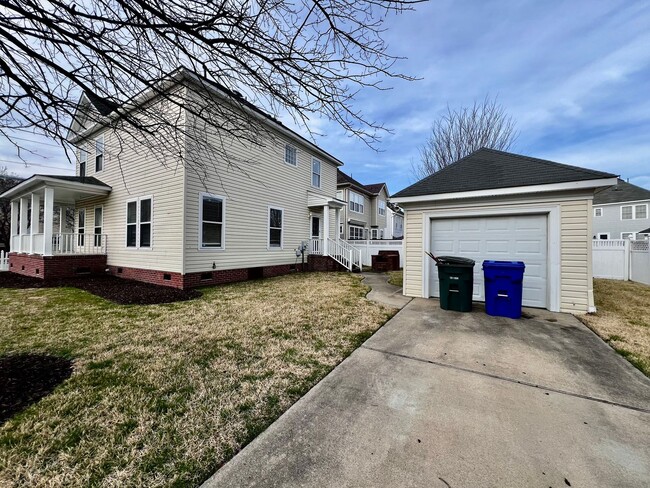 Building Photo - Beautiful Colonial-style home located in t...