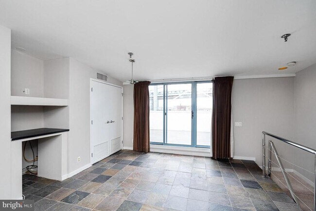 Building Photo - 7 N Christopher Columbus Blvd