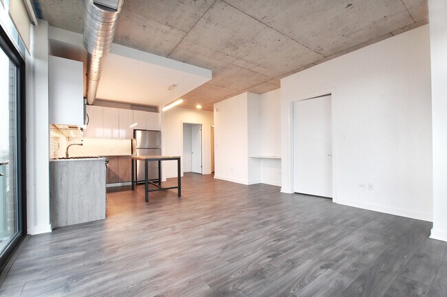 Building Photo - 1715 W Roscoe St