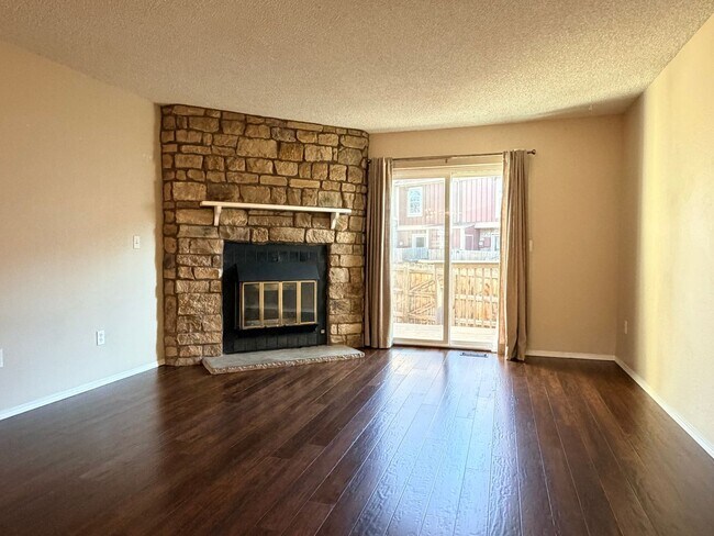 Building Photo - Updated Townhome in Centennial