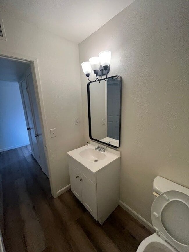 Building Photo - 611 S Garden St