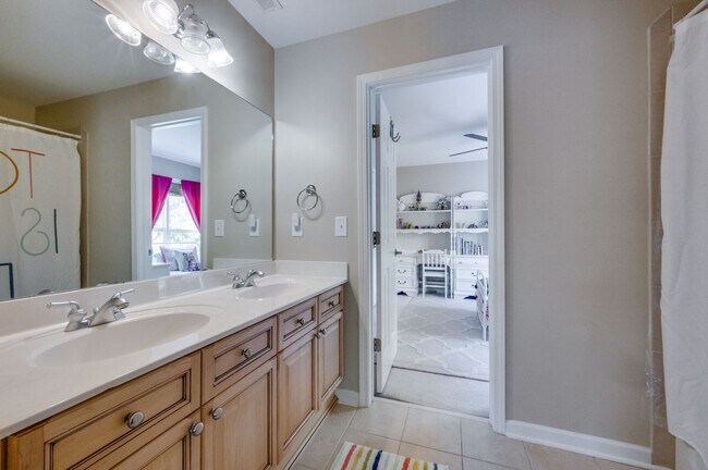 Building Photo - 4 Bedroom, 3.5 Bathroom Executive Home with Fenced Yard and 3 Car Garage.