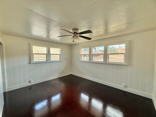 Building Photo - Partially Renovated 3 Bedroom / 2 Bathroom Main House – 1,400 Sq Ft