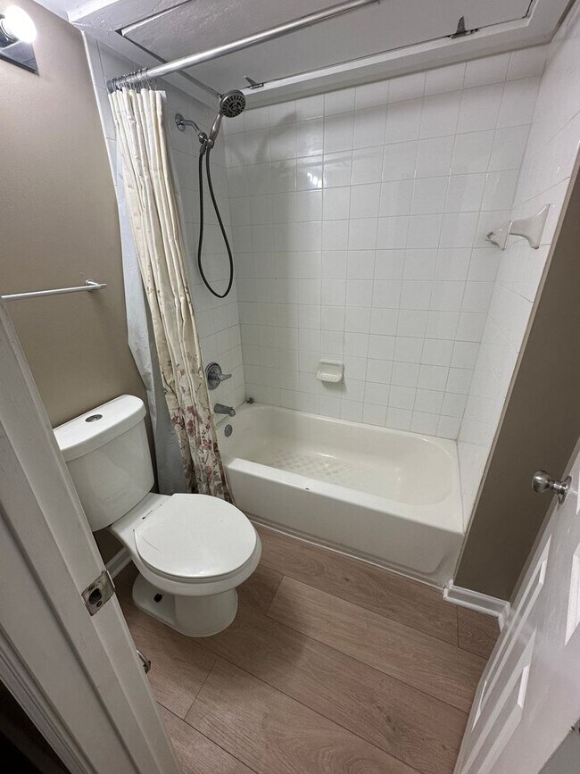 Building Photo - 2BD/1.5BA Townhouse located on the Germantown/Memphis Line!