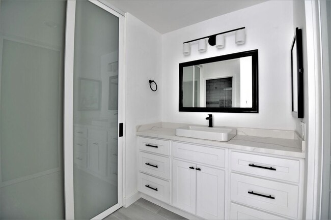 Building Photo - 258 Streamwood