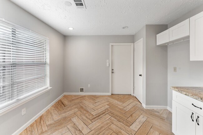 Building Photo - 1202 Manorglen Dr