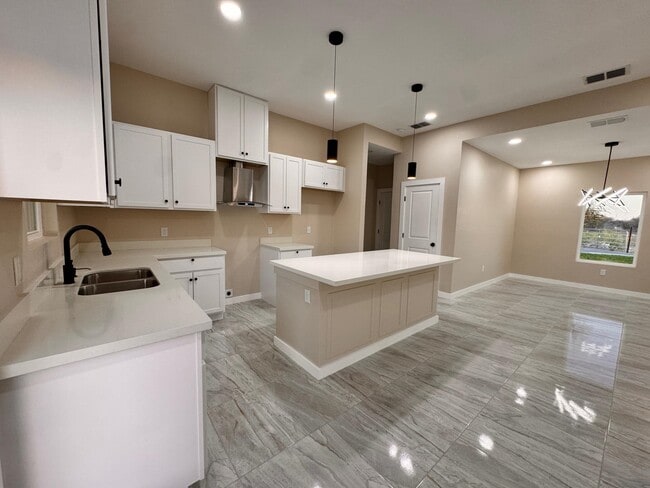 Building Photo - 6702 El Bosal Ln