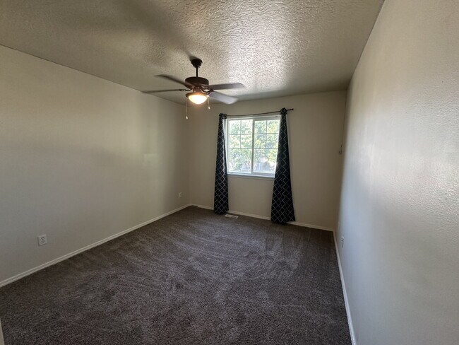 Building Photo - "Spacious 4-Bedroom Gem with 2.5 Bathrooms...