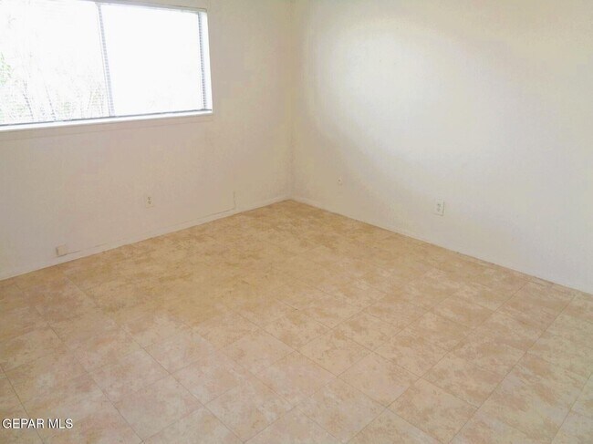 Building Photo - 3028 E Glen Dr