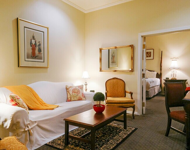 Deluxe King Suite Living Room - 101 N Jackson St