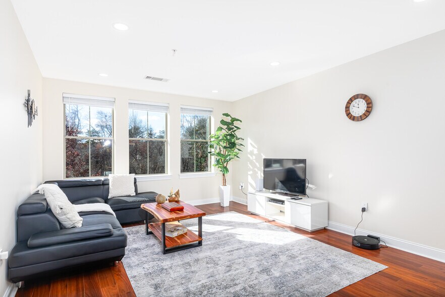 Primary Photo - 4 Harvest Dr